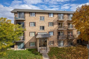425 Laval Boul in Laval, QC - Building Photo