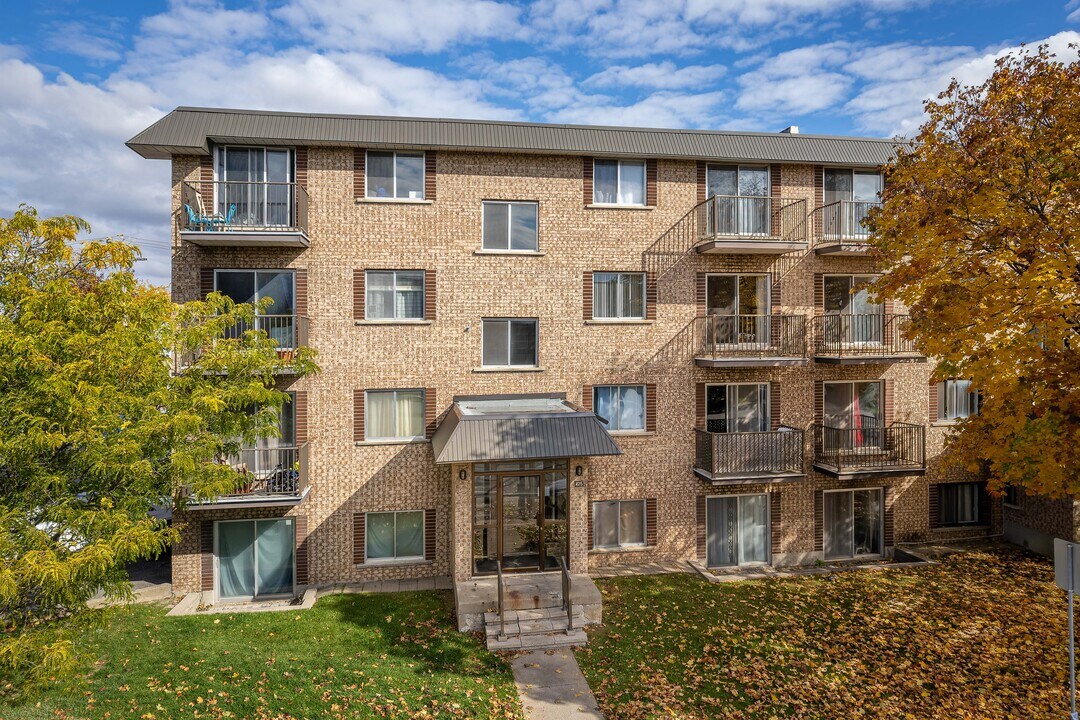 425 Laval Boul in Laval, QC - Building Photo