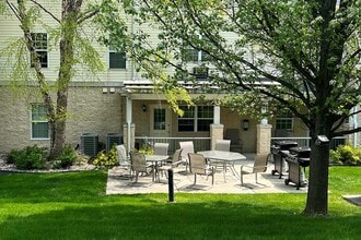 Sunrise Village Senior Apartments in South Milwaukee, WI - Foto de edificio - Building Photo