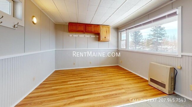 18 Main Rd in Holden, ME - Foto de edificio - Building Photo