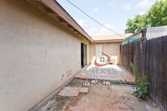 1308 McDonald Way-Unit -B in Bakersfield, CA - Foto de edificio - Building Photo