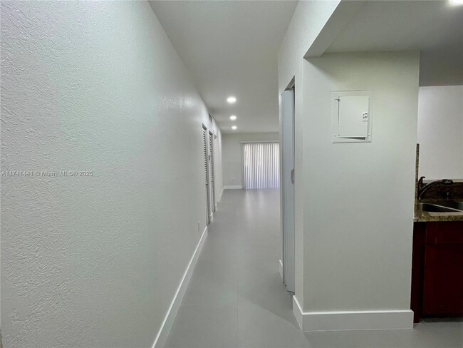 1035 W 77th St in Hialeah, FL - Building Photo - Building Photo