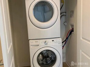 542 E Celebration Way in South Plainfield, NJ - Building Photo - Building Photo