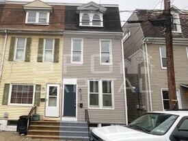 649 W College Ave in York, PA - Building Photo