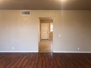 7902 Clinton Ave in Kingsburg, CA - Building Photo - Building Photo