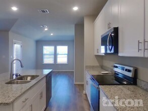 5818 Nyla Wy in Saint Hedwig, TX - Foto de edificio - Building Photo