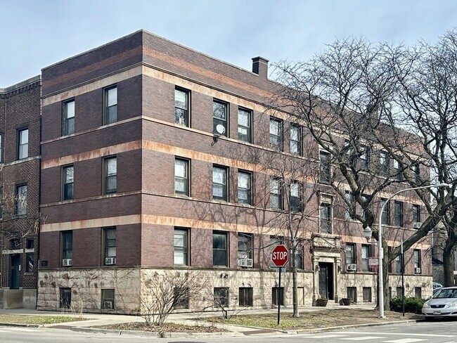 property at 1150 W Waveland Ave
