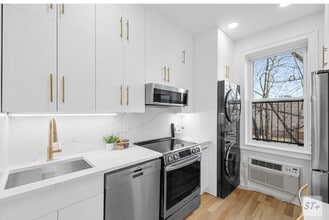 25 Russell Ave, Unit Apt 3 in Edgewater, NJ - Building Photo - Building Photo