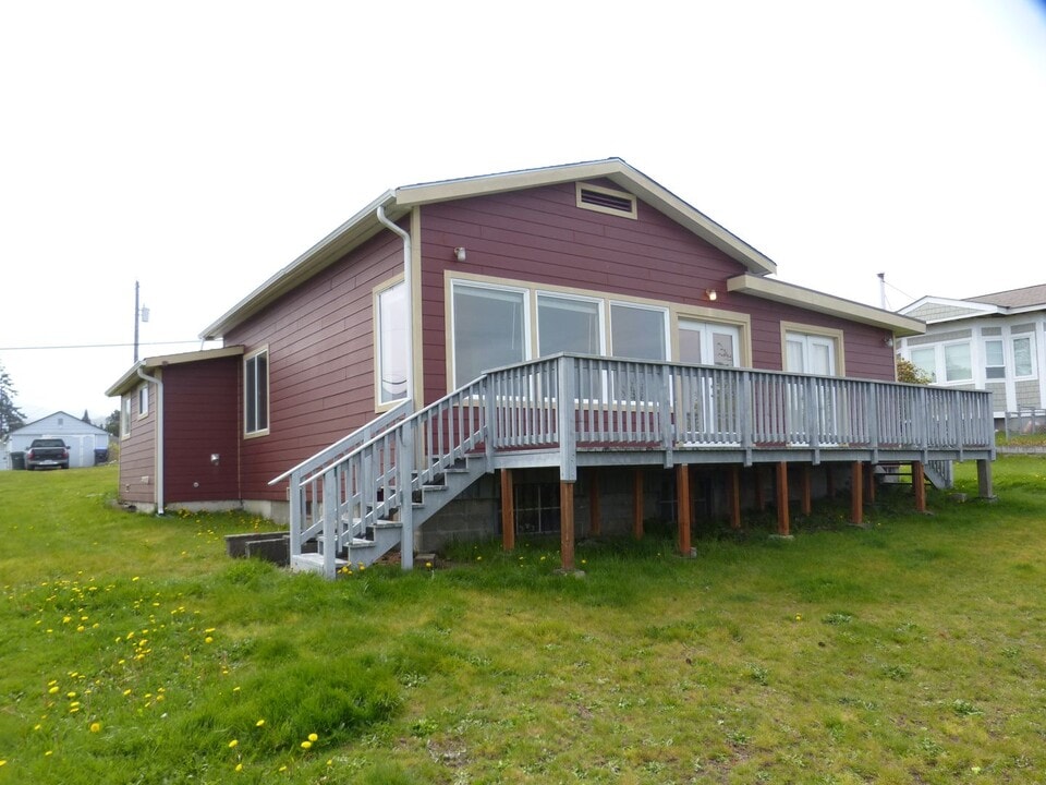 830 W 4th St in Port Angeles, WA - Foto de edificio