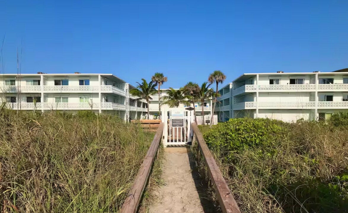 4800 Ocean Beach Blvd, Unit 105 in Cocoa Beach, FL - Foto de edificio