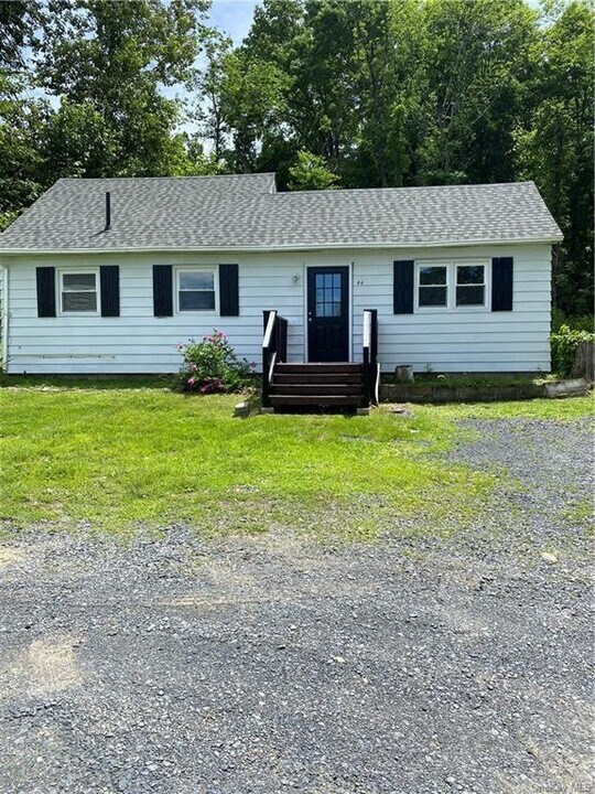 668 S Drury Ln in Rock Tavern, NY - Building Photo