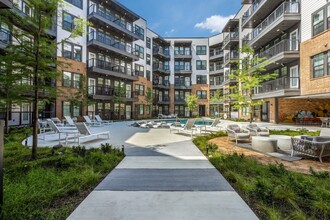 St Elmo Living in Austin, TX - Foto de edificio - Building Photo