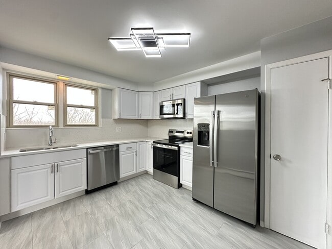 8644 Skokie Blvd, Unit 504 in Skokie, IL - Foto de edificio - Building Photo