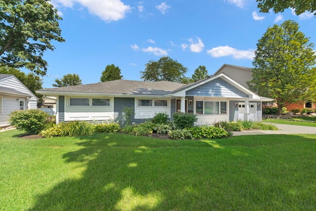 703 Wakeman Ave in Wheaton, IL - Building Photo - Building Photo