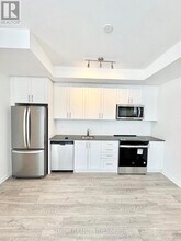 14 Lytham Grn Cir in Newmarket, ON - Building Photo - Building Photo