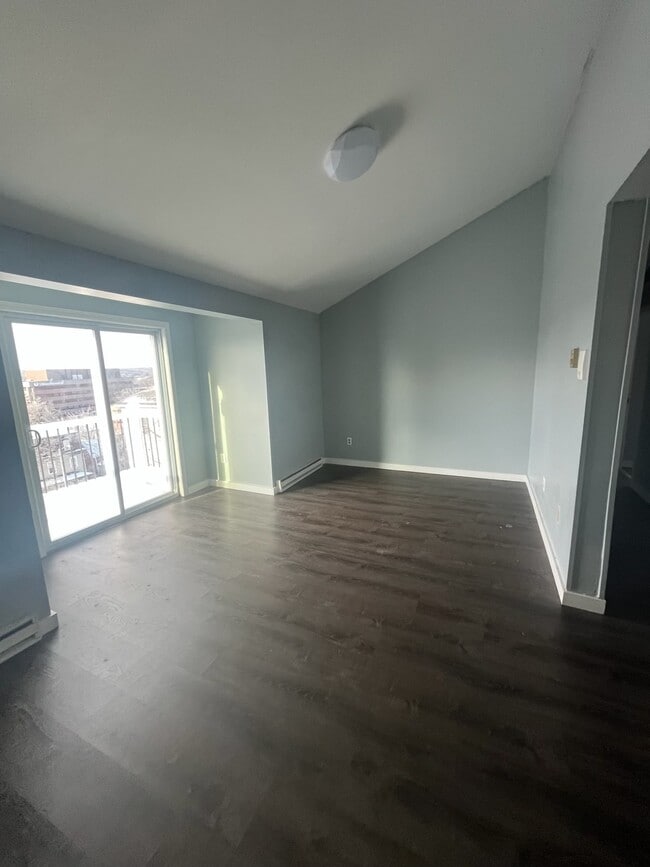 11 Elizabeth St, Unit 3 in Uxbridge, MA - Foto de edificio - Building Photo