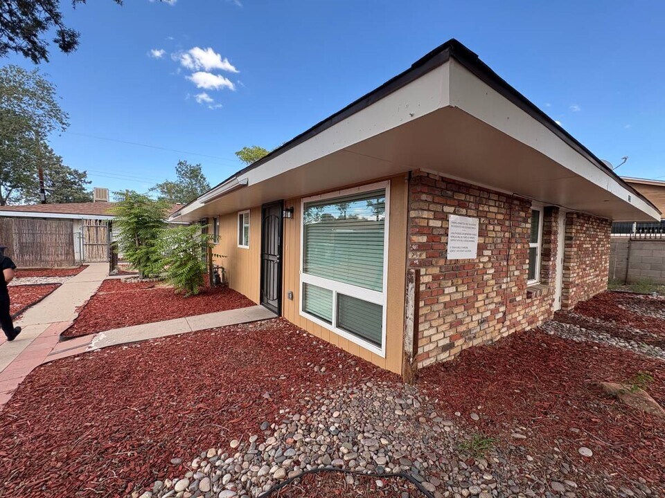 8413 Marquette Ave NE, Unit A in Albuquerque, NM - Foto de edificio