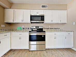 8048 W Clayton Dr in Phoenix, AZ - Building Photo - Building Photo