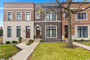 824 W Moss Ave in Peoria, IL - Building Photo