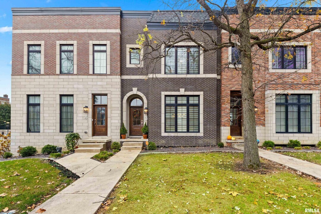 824 W Moss Ave in Peoria, IL - Building Photo