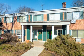 Brittany Place Condominiums in Arlington Heights, IL - Building Photo - Building Photo