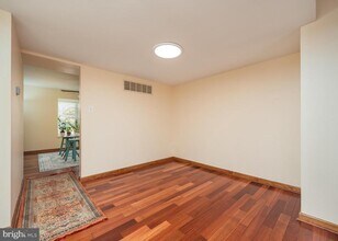 10544 Eastwind Way in Columbia, MD - Foto de edificio - Building Photo