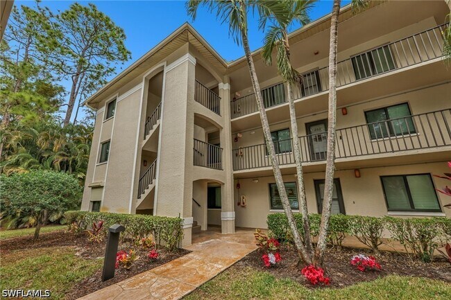 5767 Deauville Cir in Naples, FL - Foto de edificio - Building Photo