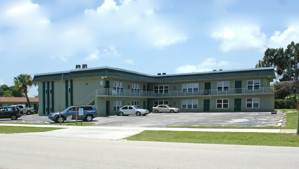 218 7th St in Lake Park, FL - Foto de edificio