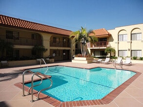 501 East Santa Anita in Burbank, CA - Foto de edificio - Building Photo