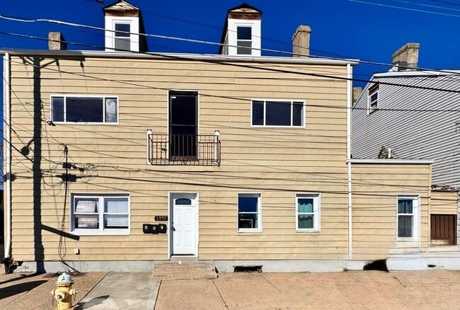 1332 Goettmann St, Unit 3 in Pittsburgh, PA - Building Photo - Building Photo