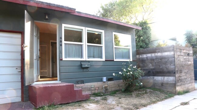 556 Indiana Ave in Venice, CA - Building Photo - Building Photo