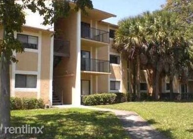 200 Palm Cir W in Pembroke Pines, FL - Foto de edificio