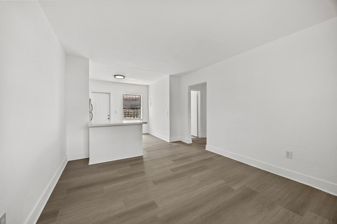 171 NW 56th St, Unit 1 in Miami, FL - Foto de edificio