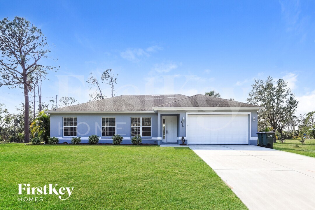 4517 Lovett Rd in North Port, FL - Building Photo