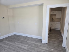 45 Providence St, Unit 2 in West Warwick, RI - Foto de edificio - Building Photo