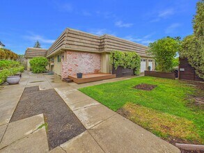 2110 Sharon Rd in Menlo Park, CA - Building Photo - Building Photo