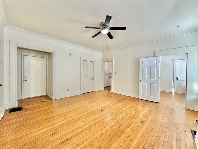 255 S Jackson St, Unit 4 in Janesville, WI - Foto de edificio - Building Photo