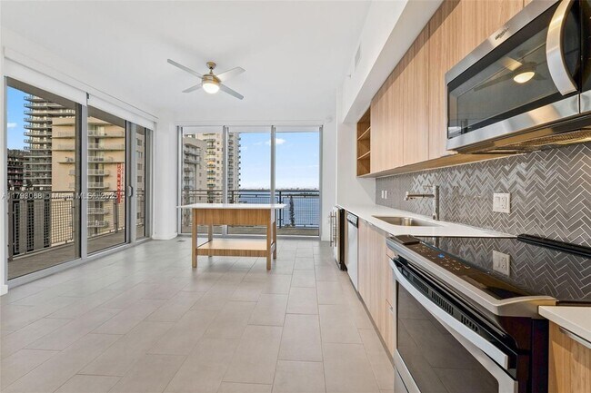 2150 N Bayshore Dr, Unit 0501 in Miami, FL - Building Photo - Building Photo