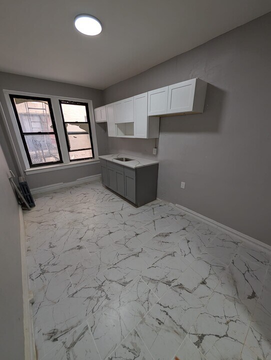 175 Ellis Ave, Unit 303 in Irvington, NJ - Building Photo