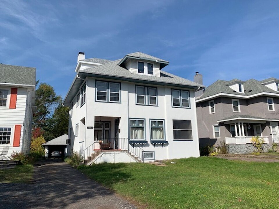 1825 Woodland Ave in Duluth, MN - Building Photo
