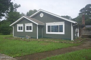 200 N Willow Ln in Jacksonville, NC - Building Photo