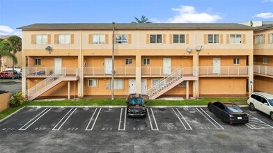6255 SW Kendale Lakes Cir, Unit B-230 in Miami, FL - Building Photo - Building Photo