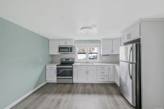 4 Hudson Ave-Unit -Bottom in Sayville, NY - Building Photo - Building Photo