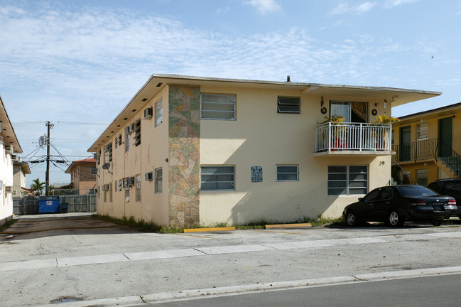 39 W 7th St in Hialeah, FL - Foto de edificio - Building Photo