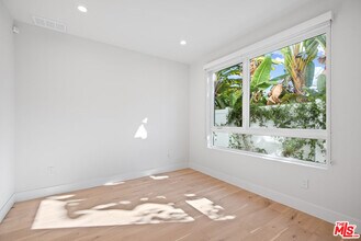 3232 S Barrington Ave in Los Angeles, CA - Building Photo - Building Photo