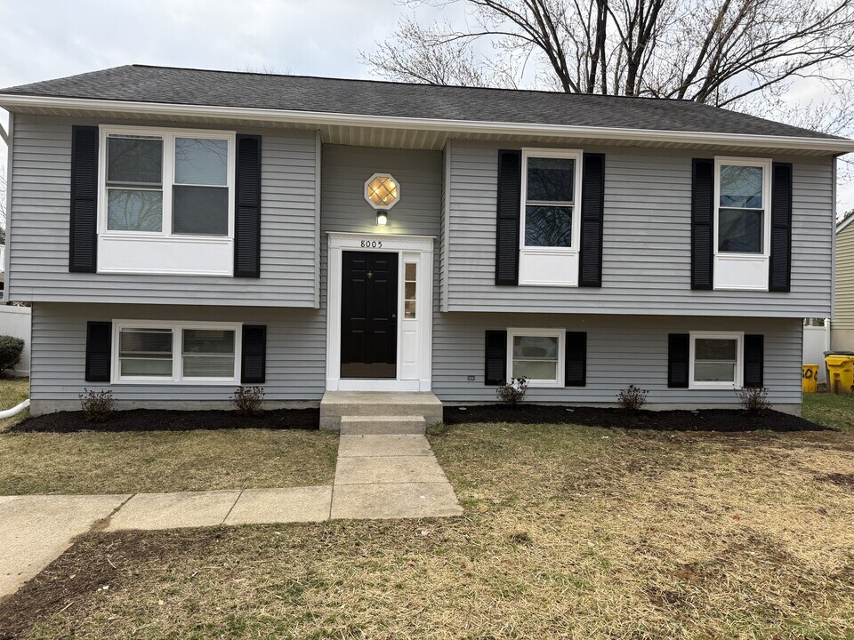 8005 Pine Ridge Rd in Pasadena, MD - Building Photo