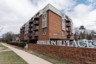 35300 Woodward Ave, Unit 406 in Birmingham, MI - Building Photo