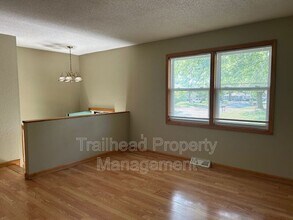 401 SW Stoney Brook Ln in Blue Springs, MO - Building Photo - Building Photo