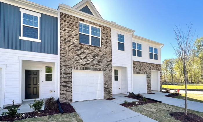102 N Chubb Rdg in Clayton, NC - Building Photo
