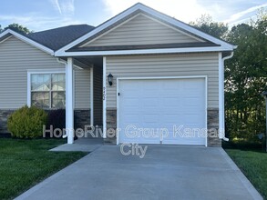 9402 N Robinhood Ave in Kansas City, MO - Building Photo - Building Photo